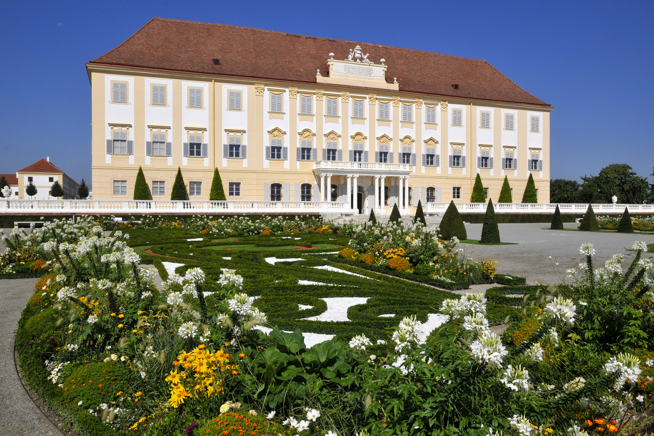 Schloss_Hof_Garten_Broderiebeete_Terrasse_3__c__SKB_Reinhard_Mandl