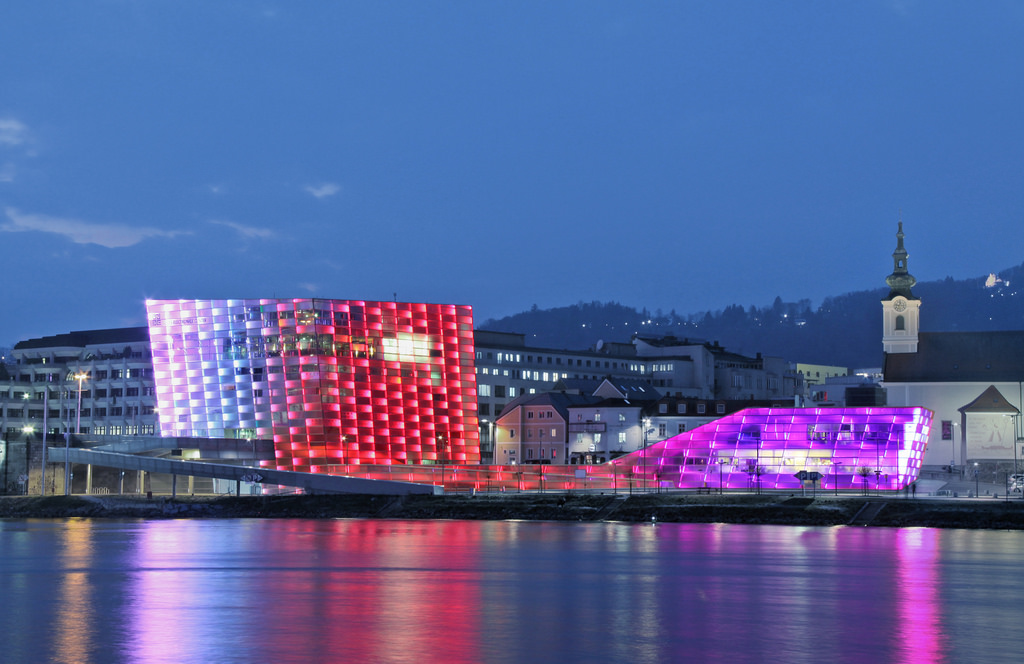 Ars Electronica Center bei Nacht