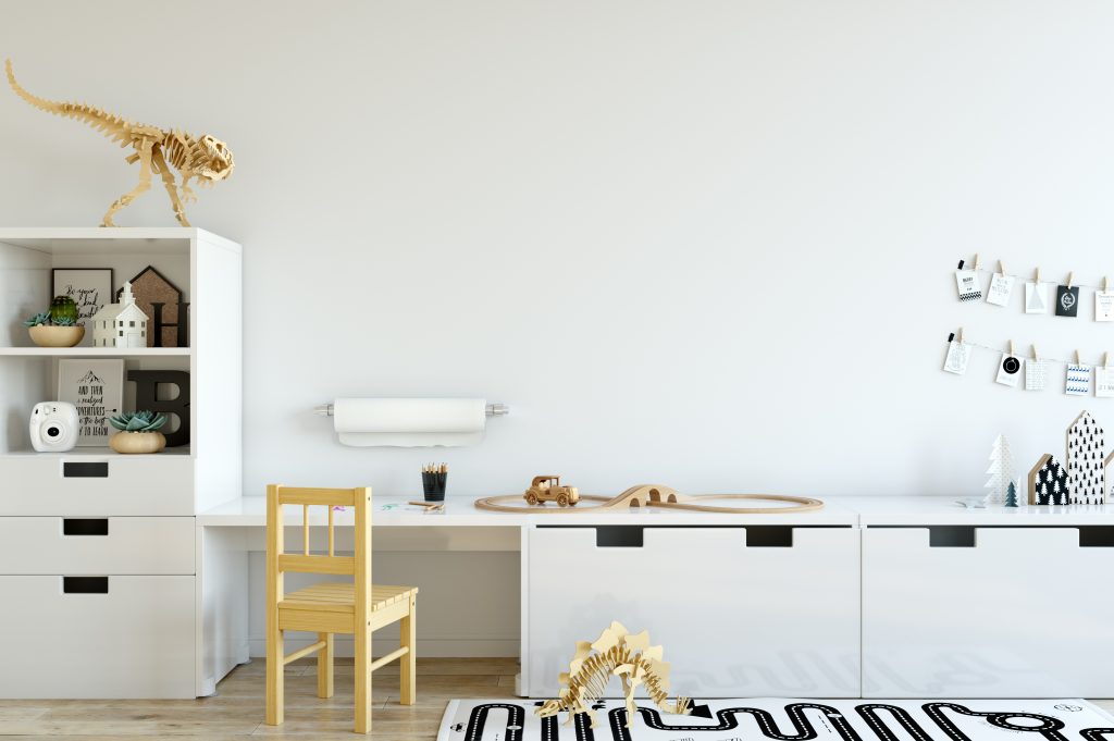 Helle Wände und ein klares Farbkonzept machen kleine Zimmer harmonischer © shutterstock