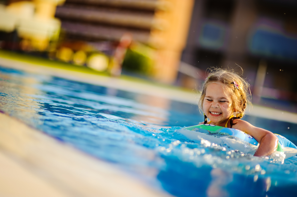 Kind Schwimmen Pool