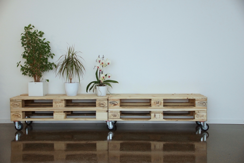 Noch ein Möbelstück aus Europalletten - als regal oder Anrichte, als Ablage auf Rollen oder ganz standfest. Die Aufführung. natur pur oder bearbeitet und neu lackiert.