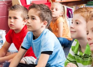 Kindergruppe zuhören