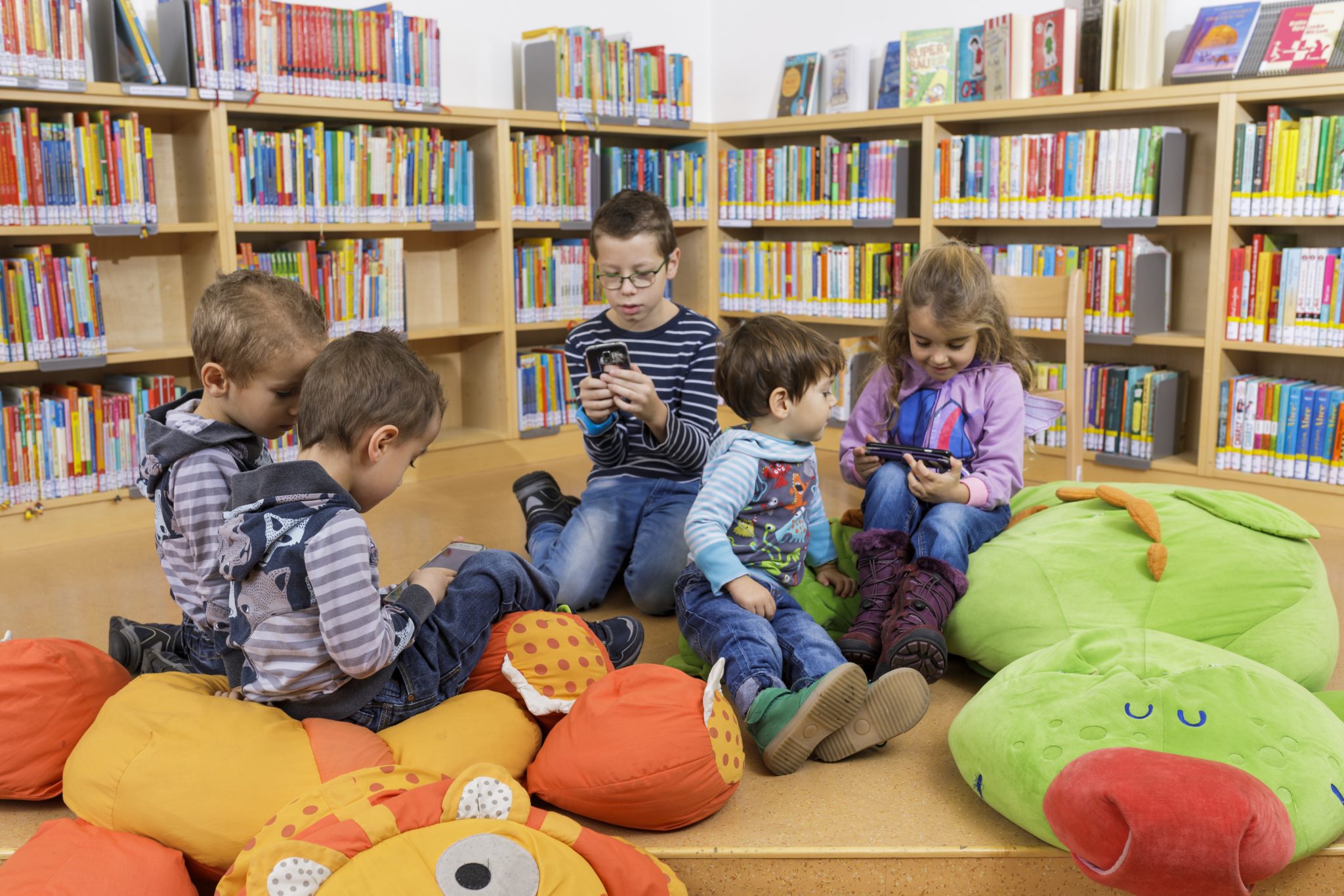 So viel Zeit sollten Kinder mit dem Handy verbringen