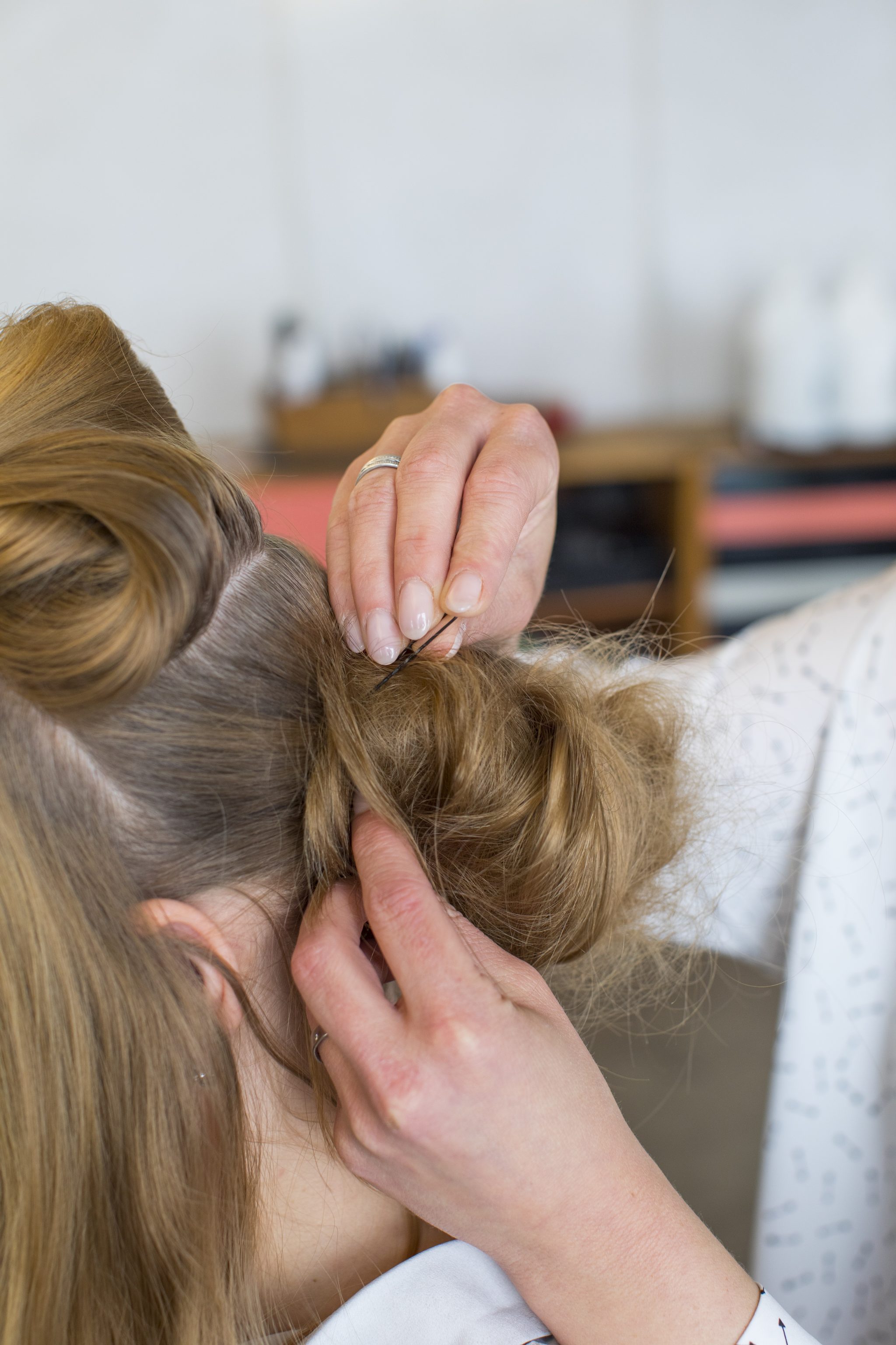 Glamouröse Hochsteckfrisur Anleitung