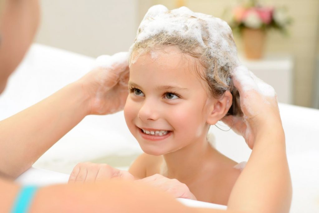So macht Kindern Haare waschen Spaß!