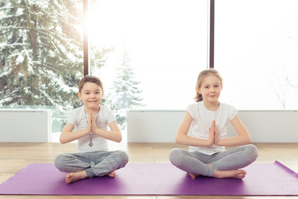 Kinder bei Yoga-Übungen