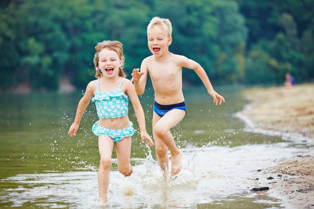 Kinder spielen am Wasser