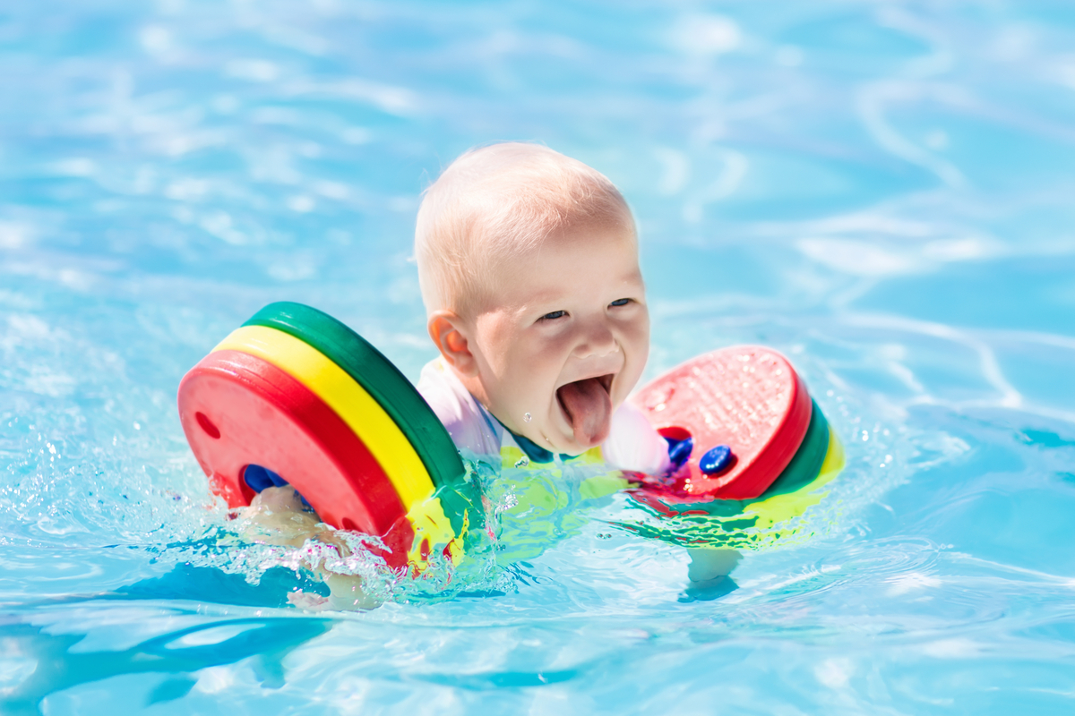 Baden Kleinkind Baby Sommer Schwimmbad