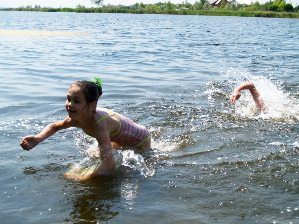 Kinder schwimmen im See