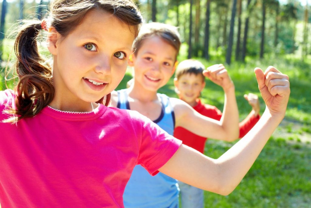 Kinder im Wald, gesunder starker Rücken