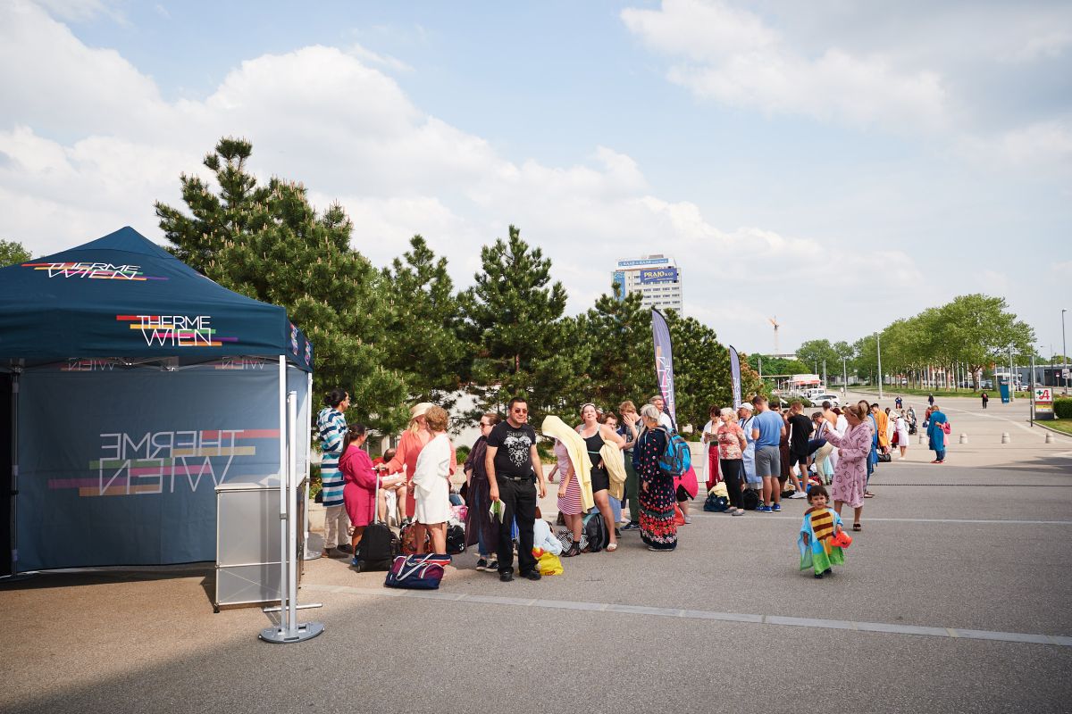 700 Teilnehmer beim 1. Wiener Bademanteltag in der Therme Wien