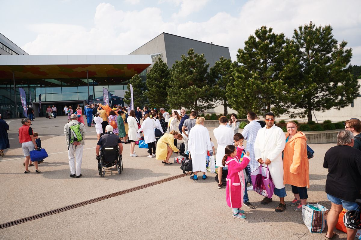 700 Teilnehmer beim 1. Wiener Bademanteltag in der Therme Wien