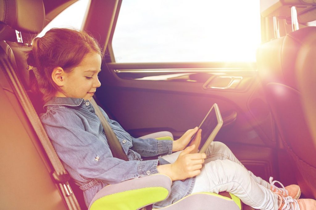 Tipps, um Kinder im Auto zu beschäftigen