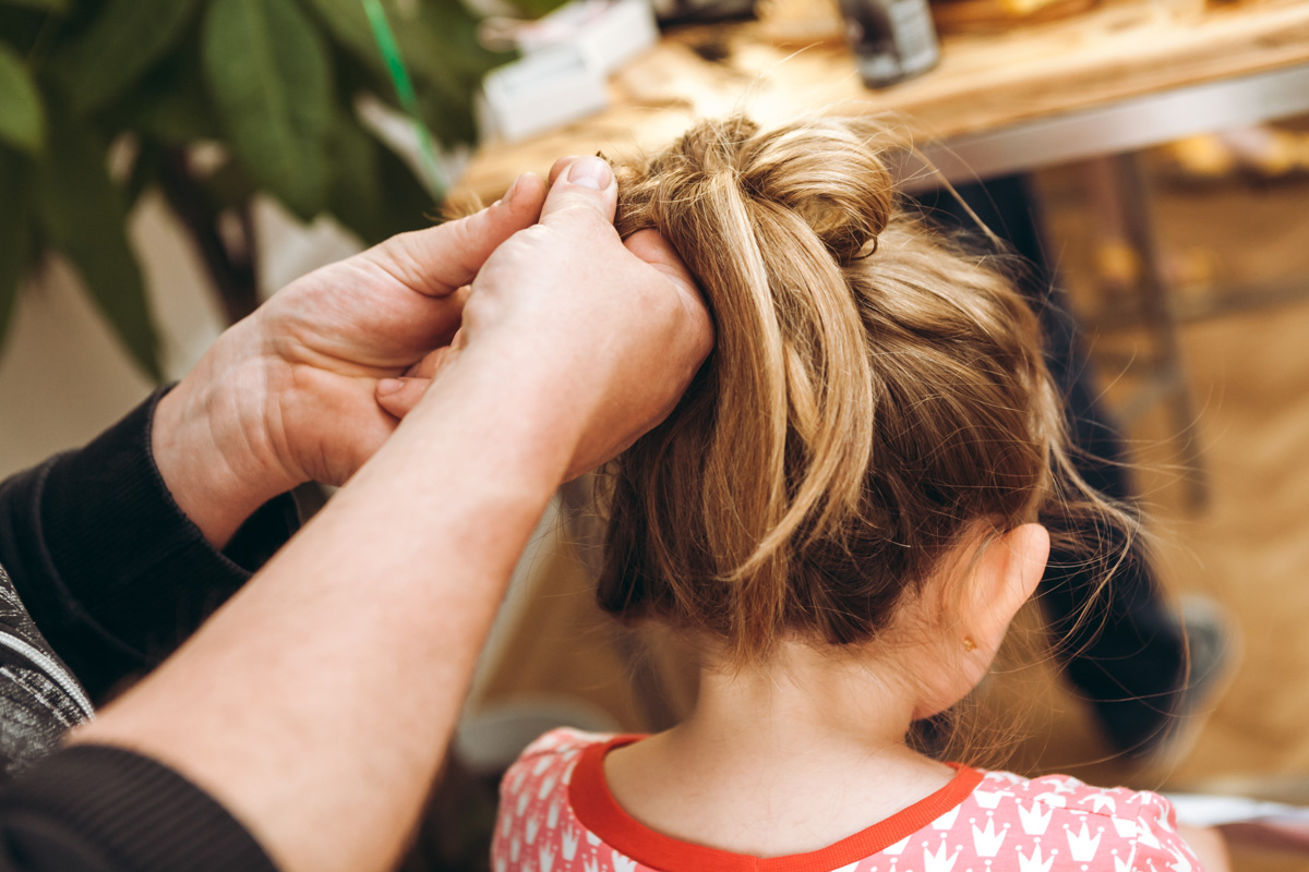 Papa Tochter Styling Haare