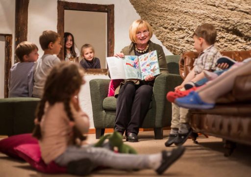 Die Vorlese Oma Liest Der Kleine Rote Pullover Spielzeug Museum Familiii