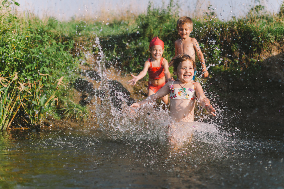 Kinder laufen ins Wasser