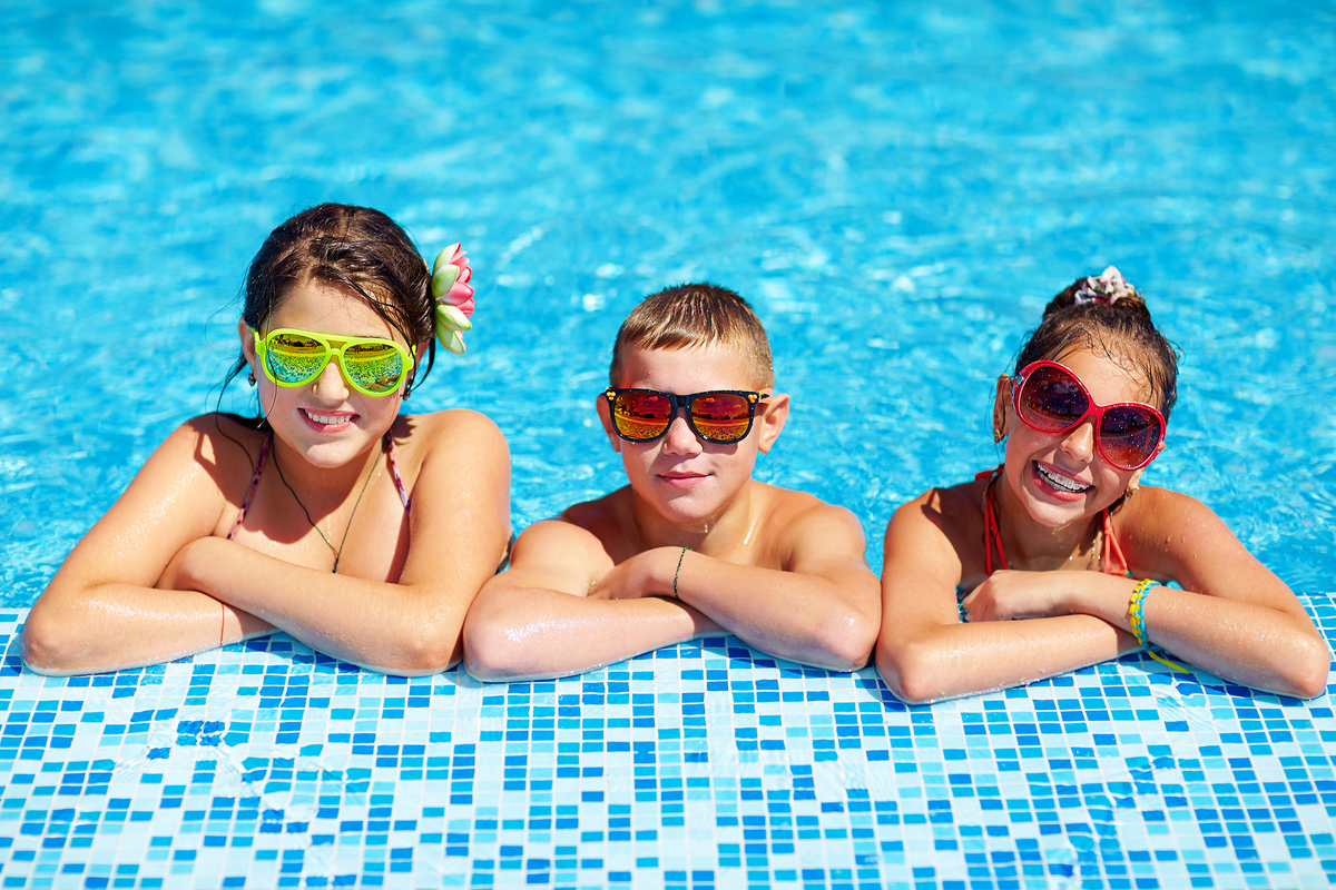 Teenager im Freibad