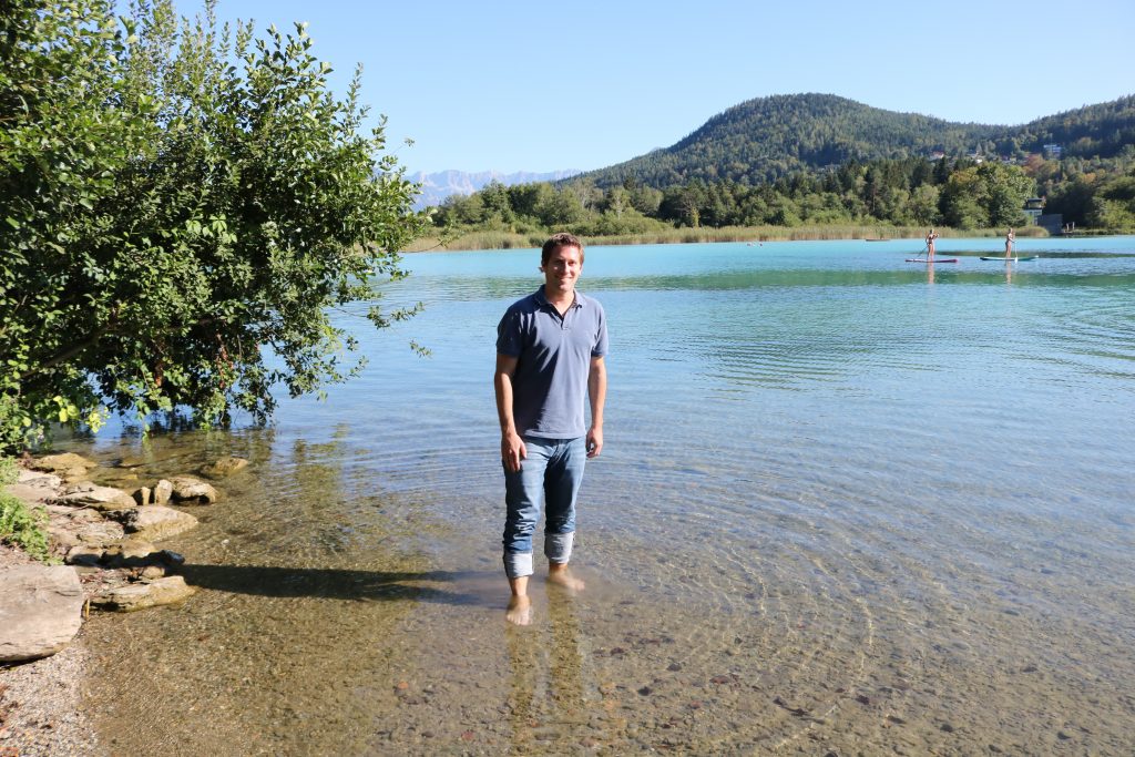 Naturfreunde Kärnten Vorsitzender Philipp Liesnig an einem Kärntner See. Der Kampf für gerechte Seezugänge geht weiter.
