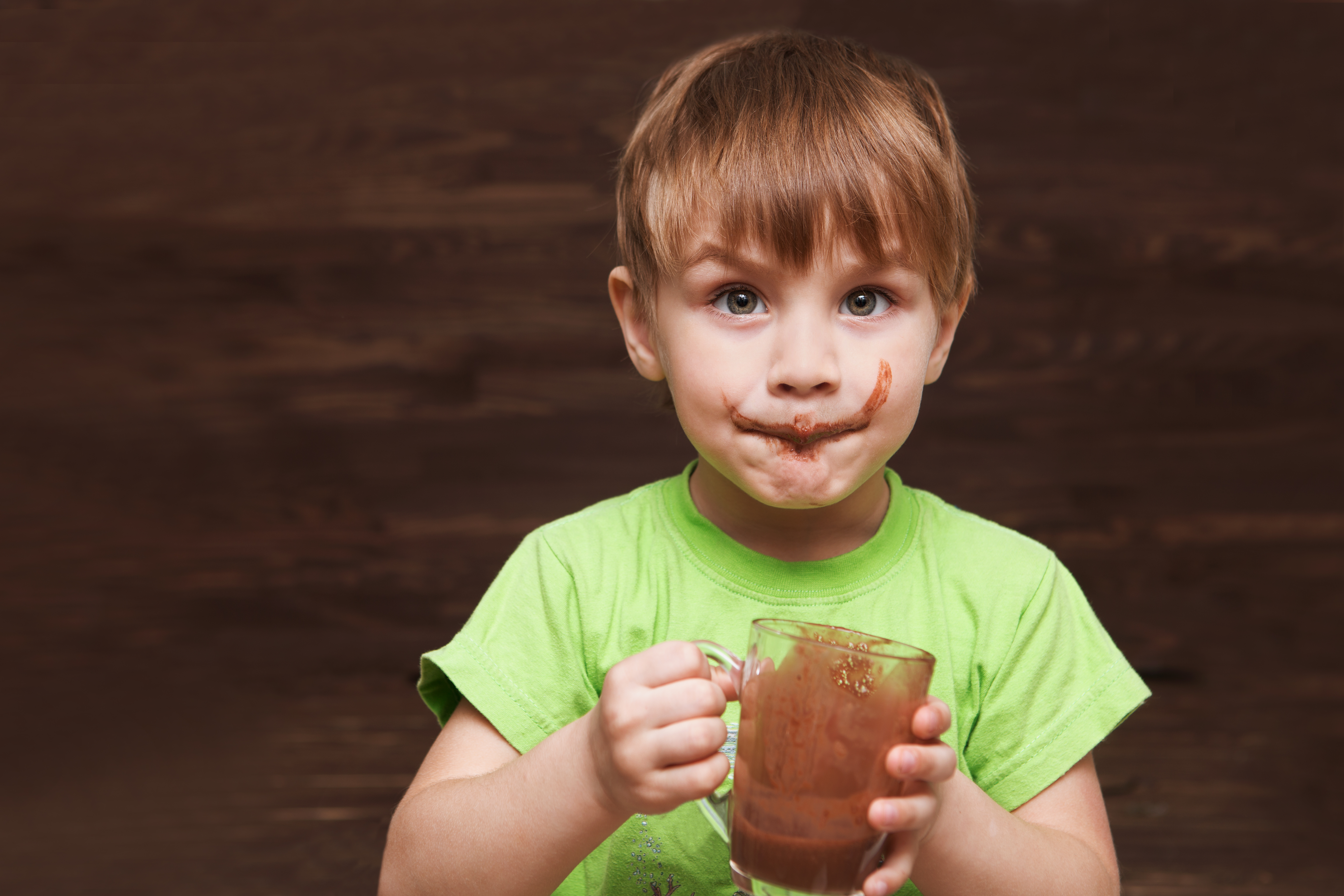 Кофе детям можно давать. Ребенок пьет какао. Ребенок пьет горячий шоколад.