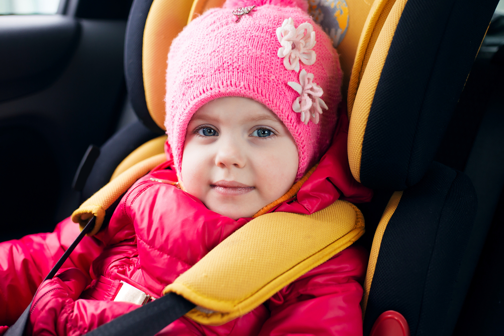 So bitte nicht! Kinder sollten im Kindersitz keine dicke Winterjacke tragen