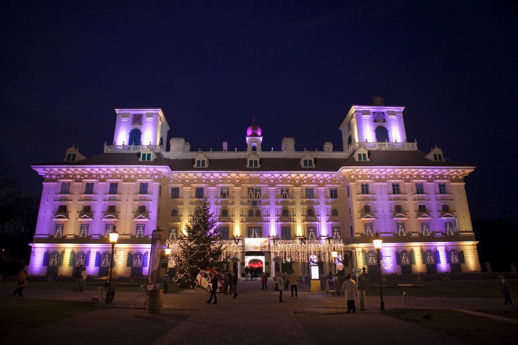 In ein Weihnachtsschloss verwandelt sich Schloss Esterházy in der Vorweihnachtszeit.