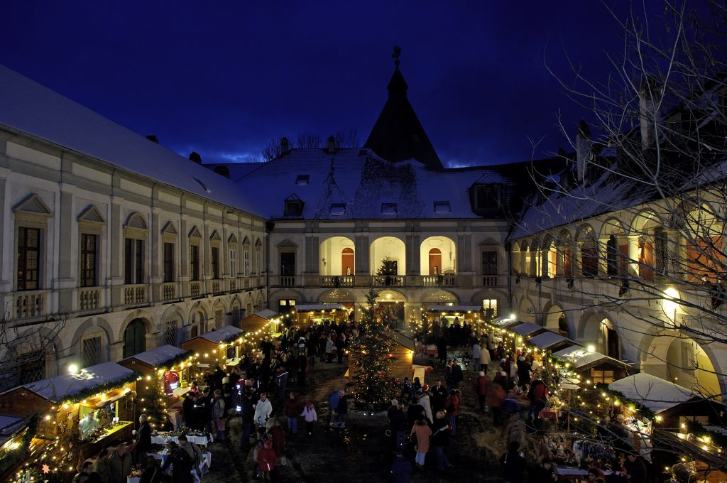 Adventmarkt Kobersdorf: Schon Tradition hat der Adventmarkt im bezaubernden Renaissancehof.