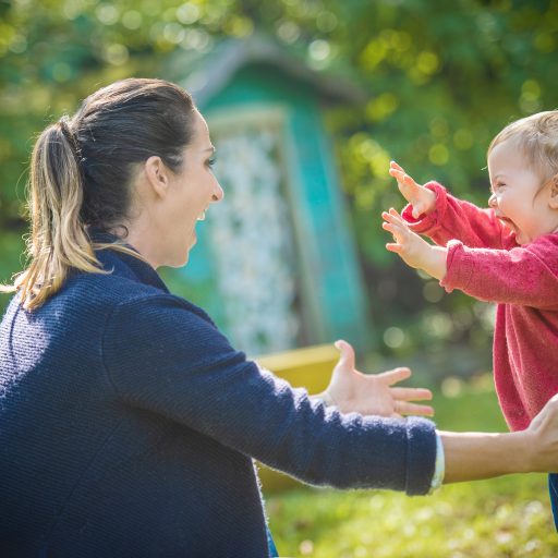 Markenotschafterin Kati Bellowitsch mit ihrem Kind