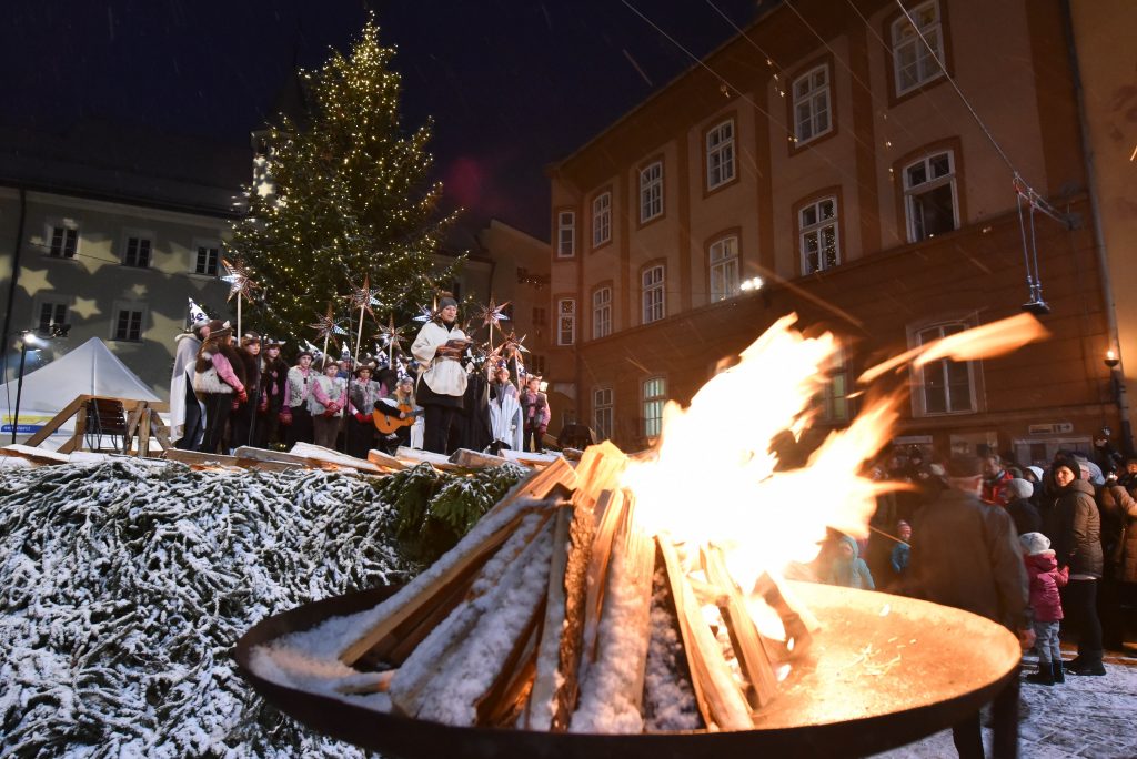 An den Adventsamstagen erstrahlt die kleinste Stadt Österreichs im Licht zahlreicher Feuer und Kerzen. Der Rattenberger Advent lädt mit Musik und einem kulturellen Programm zum besinnlichen Zusammensein ein.