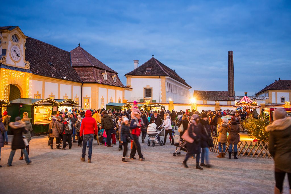 Schloss Hof Zauberhafter Weihnachtsmarkt vor barocker Kulisse