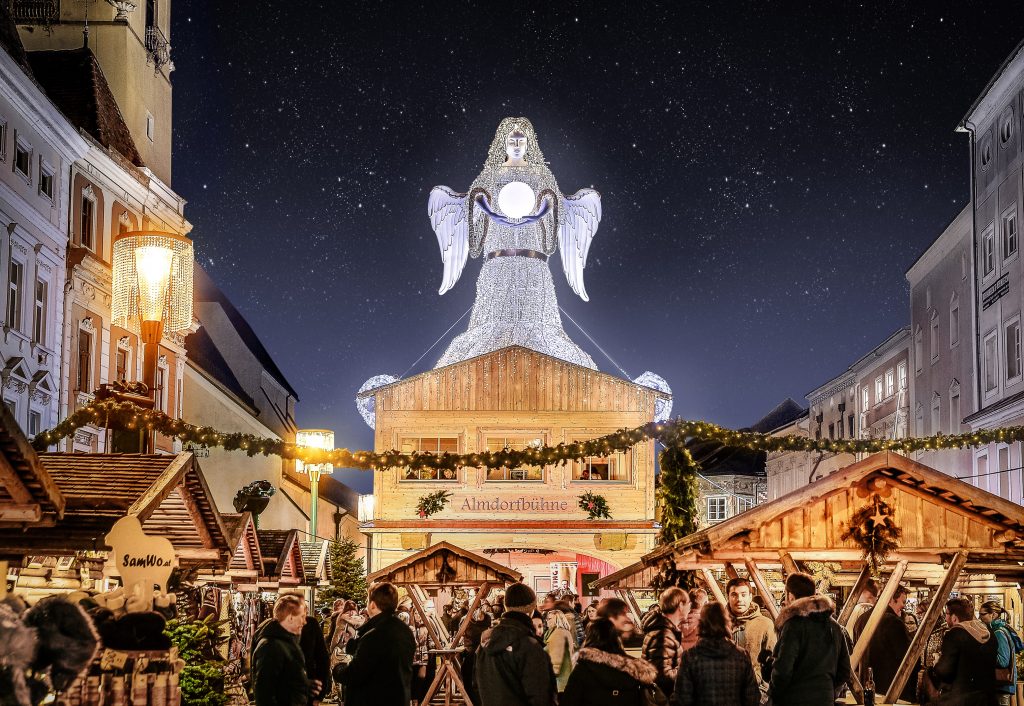 Acht Meter hohes Christkind am Stadtplatz von Wels