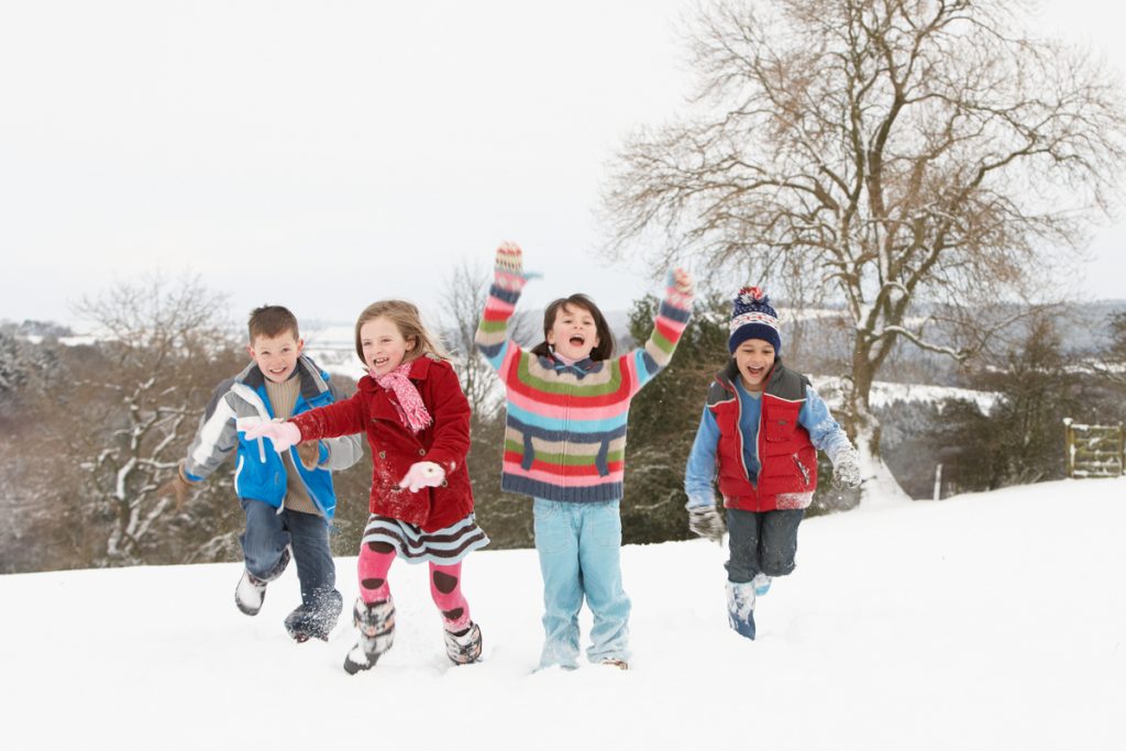 kinder im schnee
