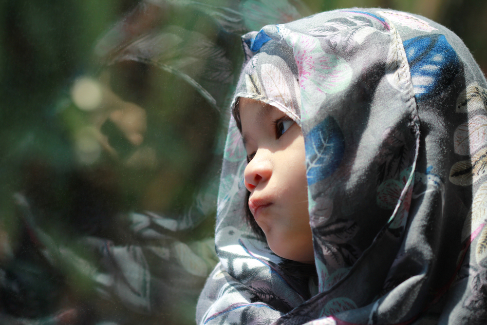 kleines Mädchen mit Kopftuch