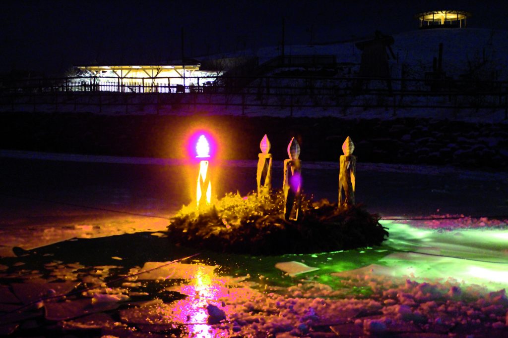 riesiger_adventskranz_im_seerosenteich_eis-greissler_manufaktur