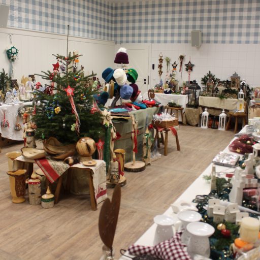 verkaufsausstellung_im_innenbereich_beim_greissler_adventzauber_in_der_manufaktur_eis-greissler_manufaktur