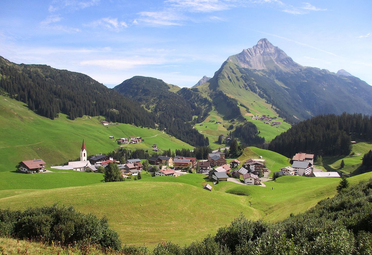 Dorfplatz Warth am Arlberg familiii Skigebiet WarthSchröcken