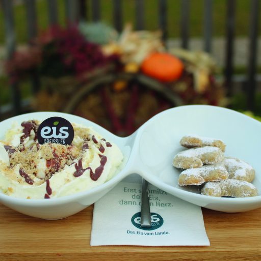 weihnachtseis_mit_vanillekipferl_eis-greissler_manufaktur