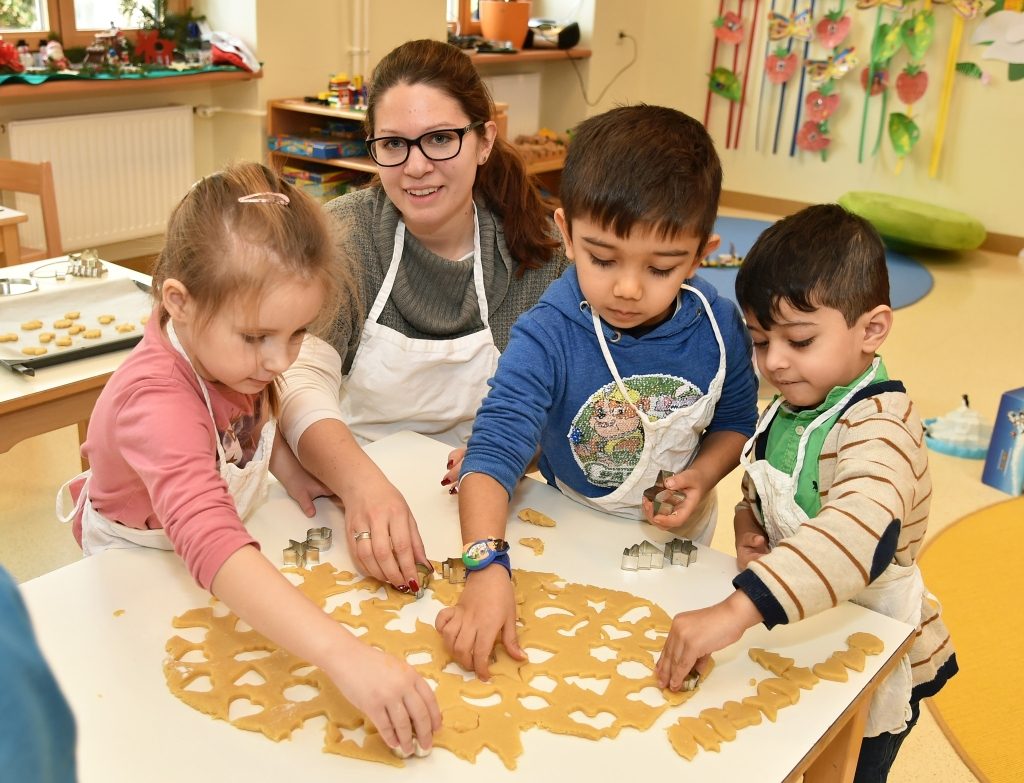 kinder beim Kekse backen im Kindergarten Beingasse 19-21, 1150 Wien