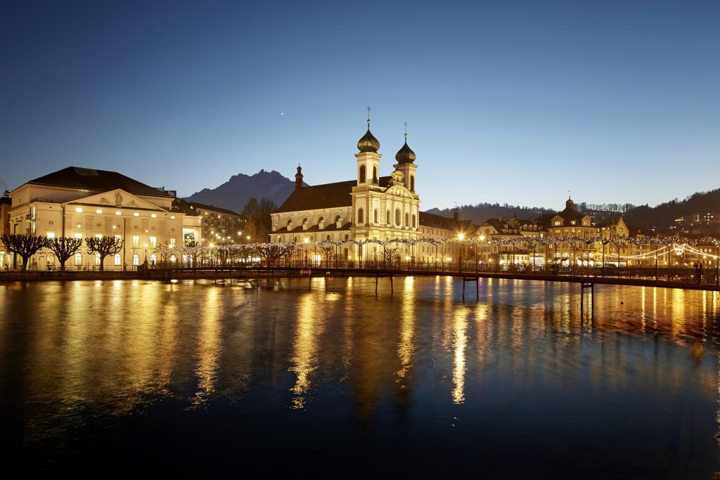 Jesuitenkirche in Luzern während der Adventsaison