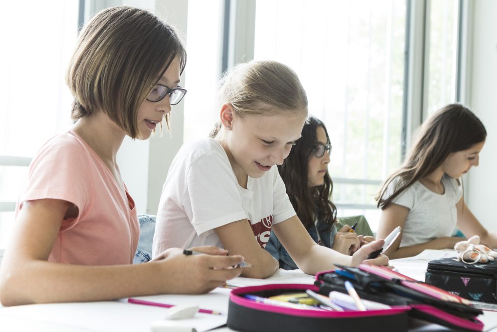 Schülerinnen bei Nachhilfe