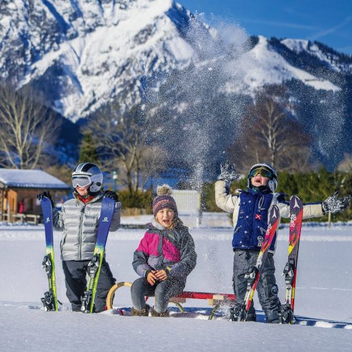 kinder_haben_spass_im_schnee_kinderhotel_buchau