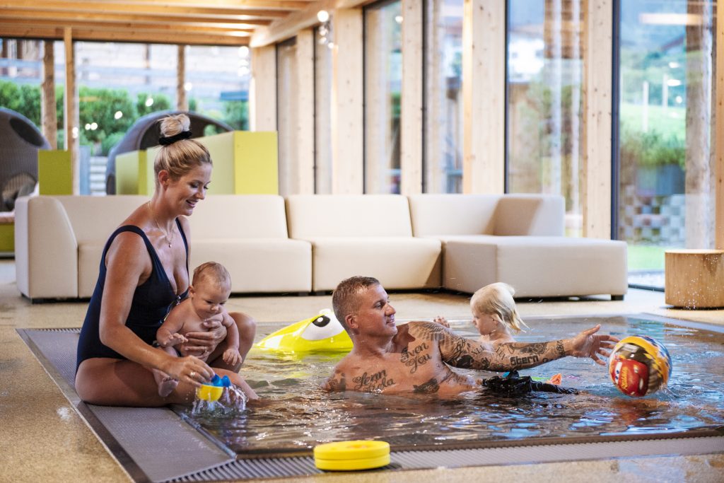 spielen_im_plantschbecken_alpina_zillertal