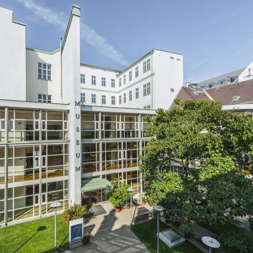 Hofmobiliendepot__Innenhof