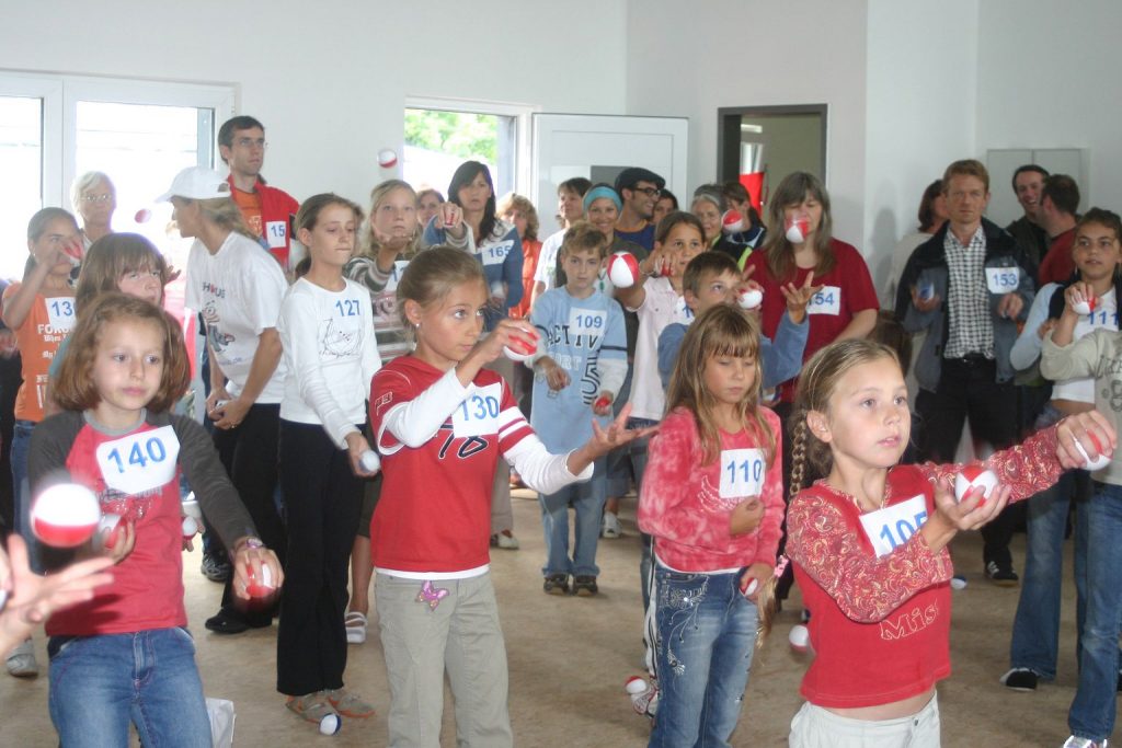 Amedi-Kinder-jonglieren