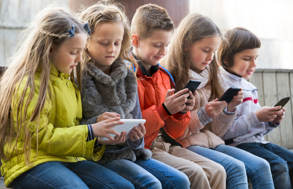 Mehrere Kinder mit Smartphones