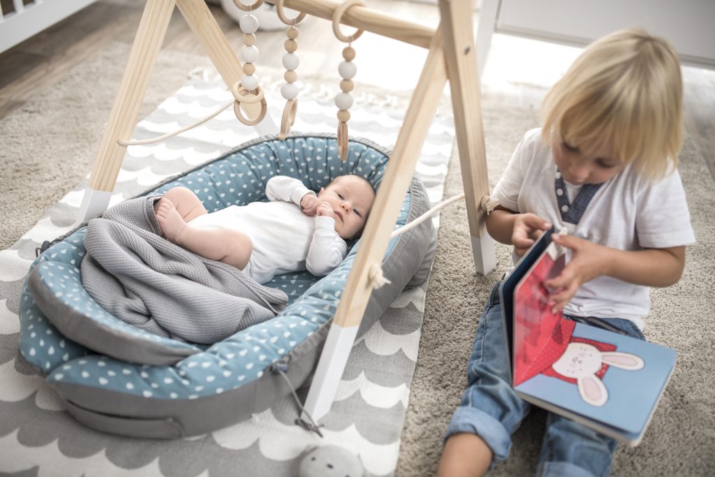 Träumeland Babynest mit älterem Kind