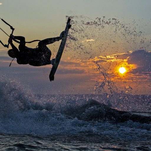Surfgames Podersdorf Kitesurfer im Sonnenuntergang