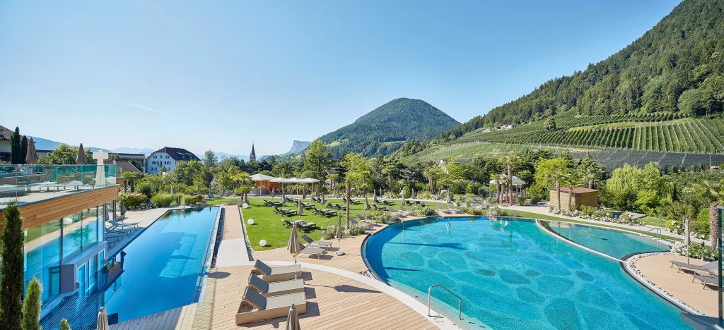 Alpiana Resorts: Gartenparadies: 17.000 m2 mediterrane Parklandschaft mit Infinity-Pool, Natur-Pool & Sole-Herz-Pool