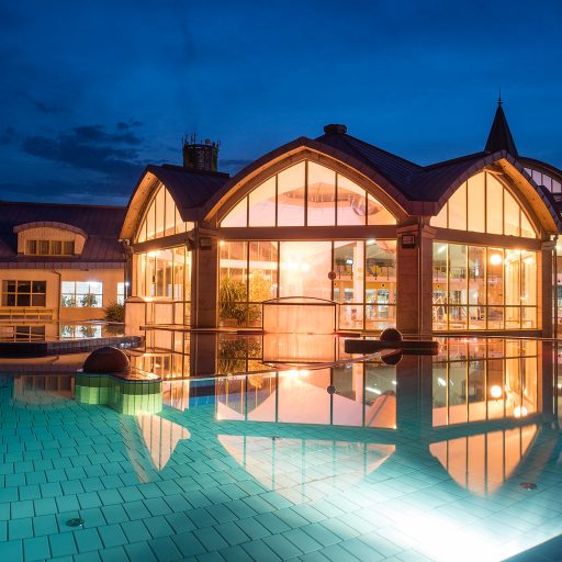 aussenansicht_der_therme_bei_nacht