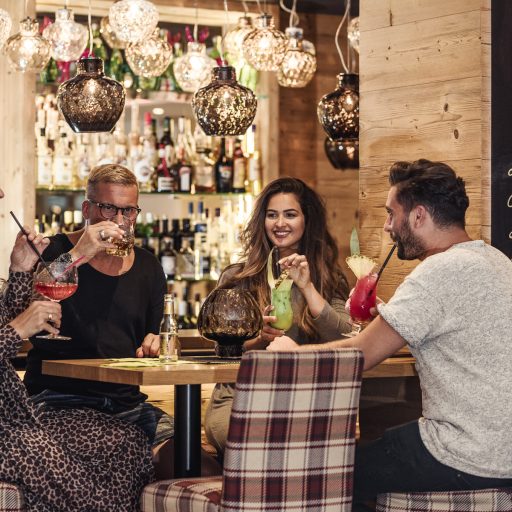 drinks_mit_freunden_geniessen_alpina_zillertal