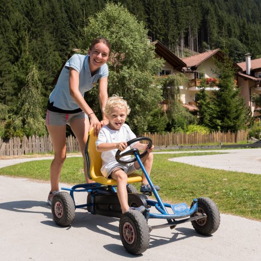junge_beim_go-kartfahren_alphotel_tyrol